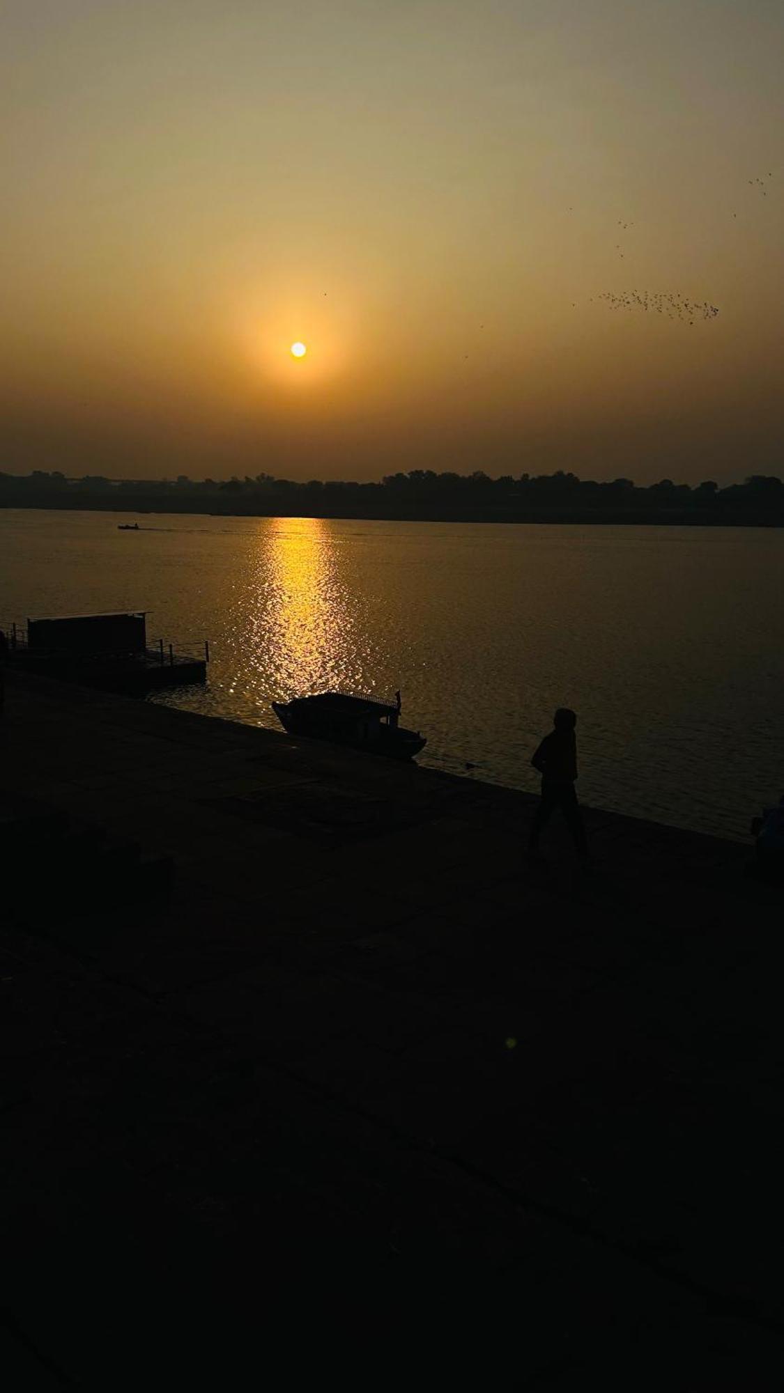 Tandon Lodge On The Ganga Ghat Homestay Варанасі Екстер'єр фото