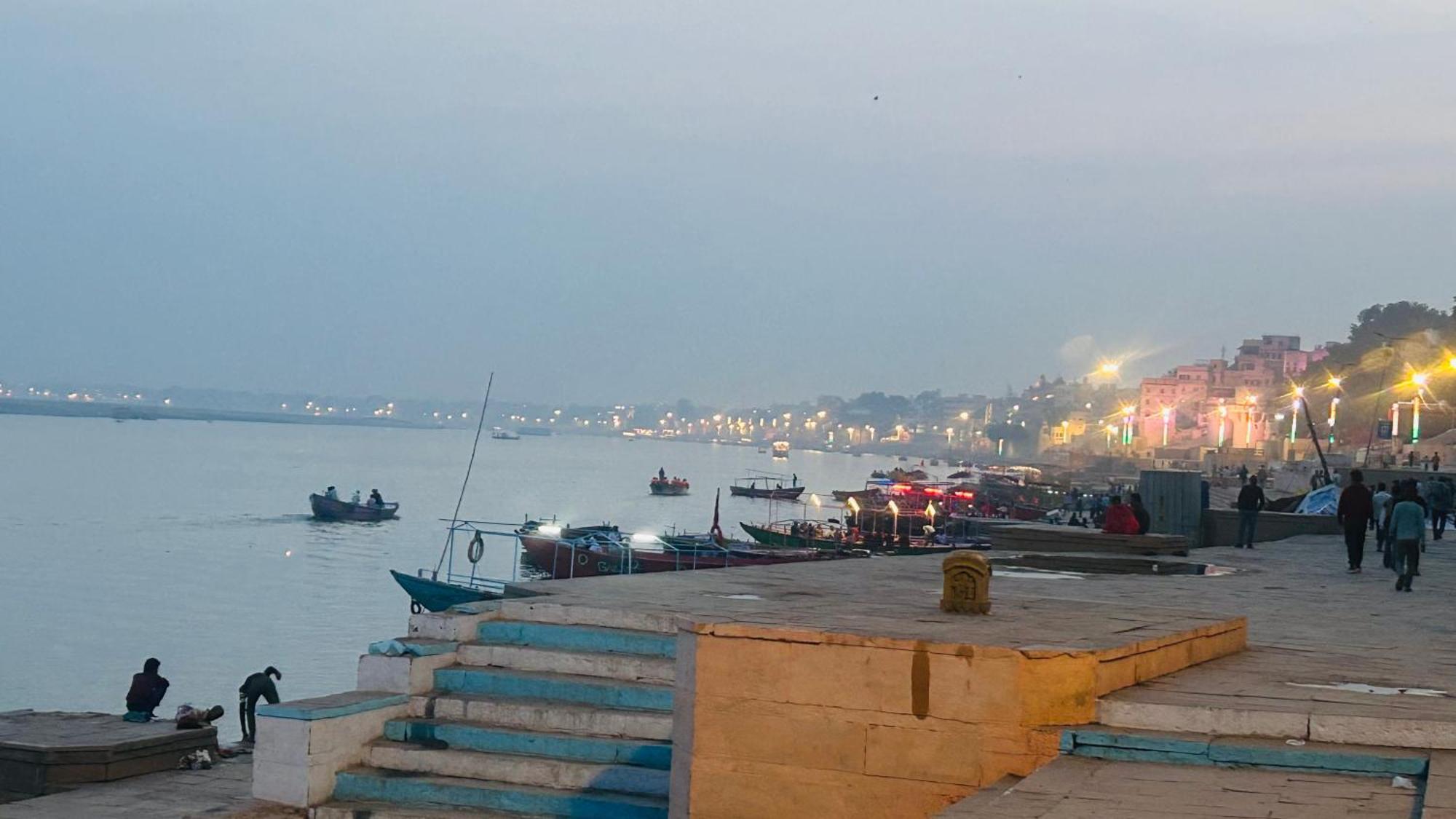 Tandon Lodge On The Ganga Ghat Homestay Варанасі Екстер'єр фото