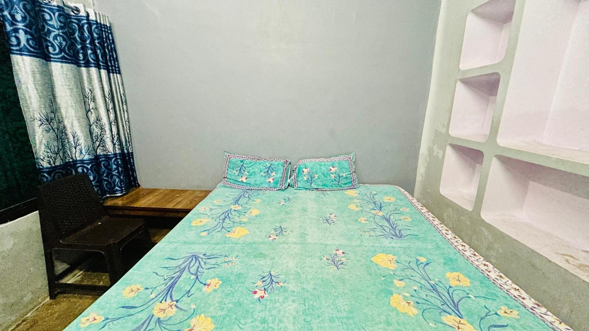 Tandon Lodge On The Ganga Ghat Homestay Варанасі Екстер'єр фото